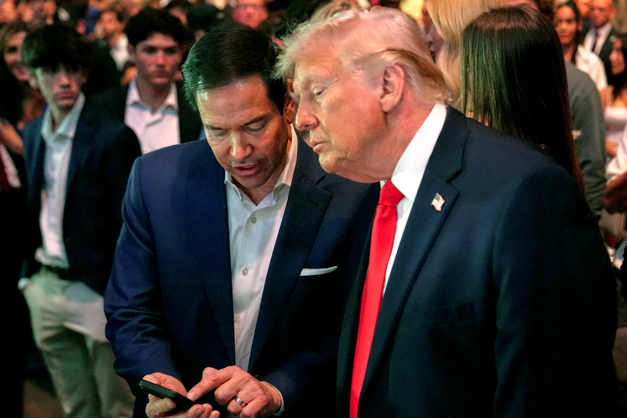 Ông Trump và Ngoại trưởng Rubio đi xem đấu võ trong lúc Mỹ đàm phán với Iran 2 Ông Trump và Ngoại trưởng Rubio đi xem đấu võ trong lúc Mỹ đàm phán với Iran - Ảnh 2.