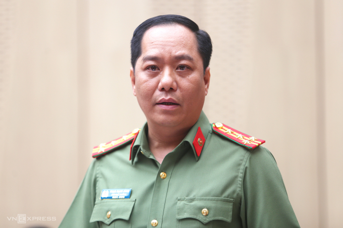 Đại tá Phạm Mạnh Hùng tại họp báo, chiều 3/4. Ảnh: Phạm Dự