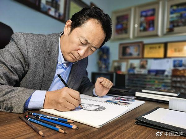 Ông Lin, một cảnh sát về hưu ở tỉnh Sơn Đông, mở xưởng vẽ phác họa giúp các gia đình tìm con và thân nhân liệt sĩ. Ảnh: Jimu