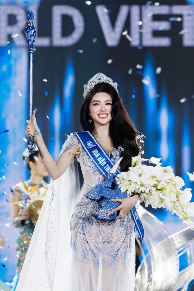 Hôm 29/3, Phan Phương Oanh đăng quang Miss World Vietnam 2025 đồng thời giành suất tham dự Miss World lần thứ 74. Người đẹp sinh năm 2003, quê Hà Nội, tốt nghiệp chuyên ngành Kinh doanh Quốc tế của Đại học Kinh tế quốc dân.