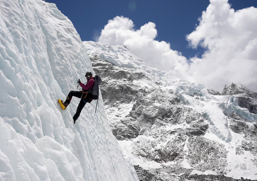 Phanh phui đường dây 'đầu độc' du khách leo núi Everest, trục lợi bảo hiểm- Ảnh 1. Phanh phui đường dây 'đầu độc' du khách leo núi Everest, trục lợi bảo hiểm- Ảnh 1.