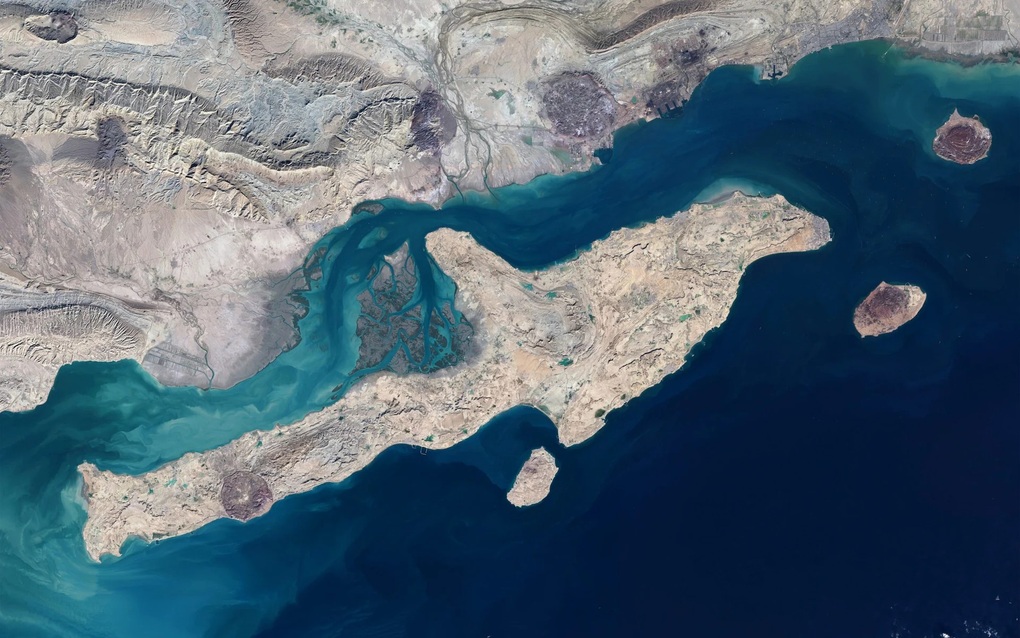 Pháo đài mũi tên của Iran án ngữ eo biển Hormuz - 1
