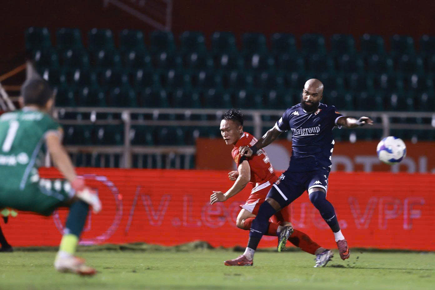 Phép thử về năng lực tài chính 1 Đề xuất tăng ngoại binh ở V-League: Phép thử về năng lực tài chính - Ảnh 1.