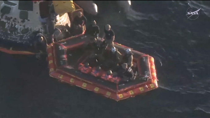 Các thuyền của đội cứu hộ tiếp cận khoang chở người của tàu Orion trên biển. Ảnh: NASA