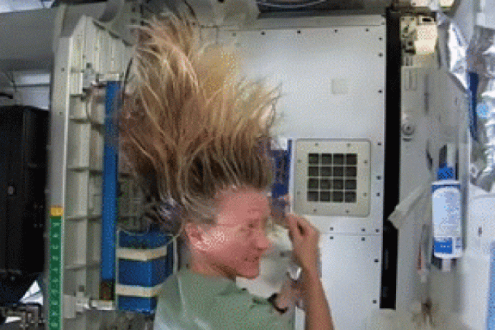 Nữ phi hành gia gội đầu, làm đẹp trong tàu vũ trụ ra sao?