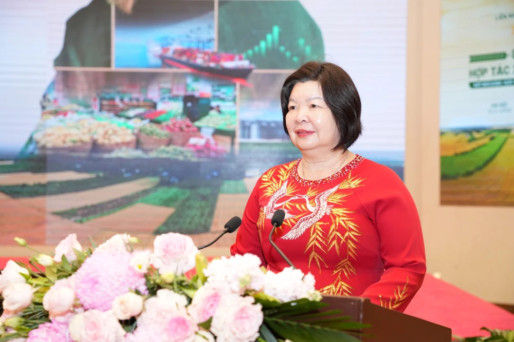 Chủ tịch Liên minh Hợp tác xã Việt Nam Cao Xuân Thu Vân nhấn mạnh tầm quan trọng của sự kết nối giữa hợp tác xã và khu vực kinh tế tư nhân. Ảnh: TT hop-tac-xa-kho-tiep-can-von-vi-thieu-minh-bach-dong-tien.JPG