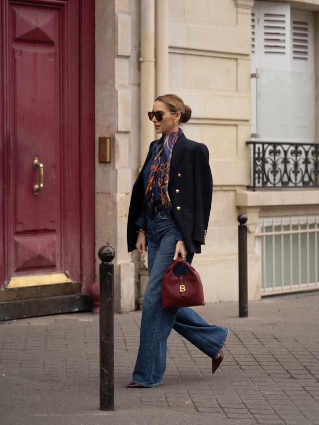 Phối blazer với quần jeans, cặp đôi thời trang tối giản hợp với mọi cô gái- Ảnh 1.