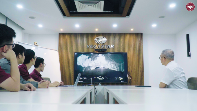 Các kỹ sư theo dõi khoảnh khắc vệ tinh được tên lửa đẩy đưa vào không gian. Ảnh: Phan Vũ