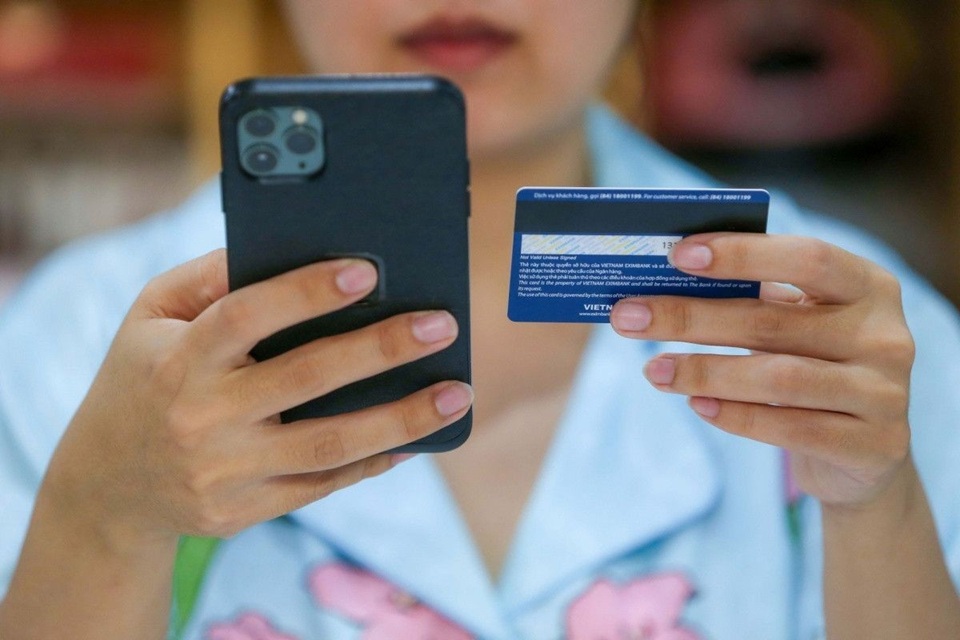 Phong toa tai khoan ngan hang trieu tap lam viec