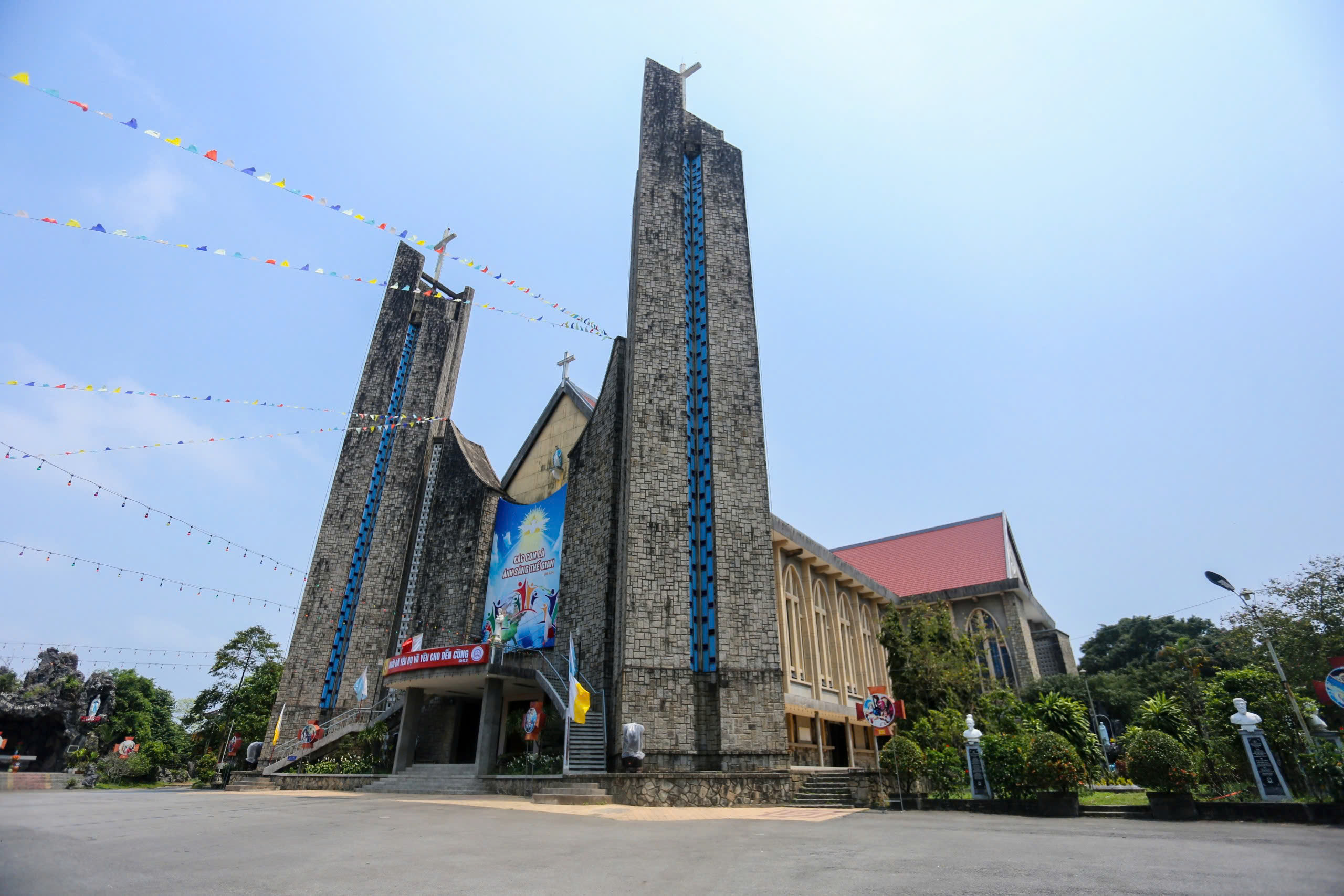 Những nhà thờ độc đáo: Phủ Cam, giáo đường lịch sử- Ảnh 1.