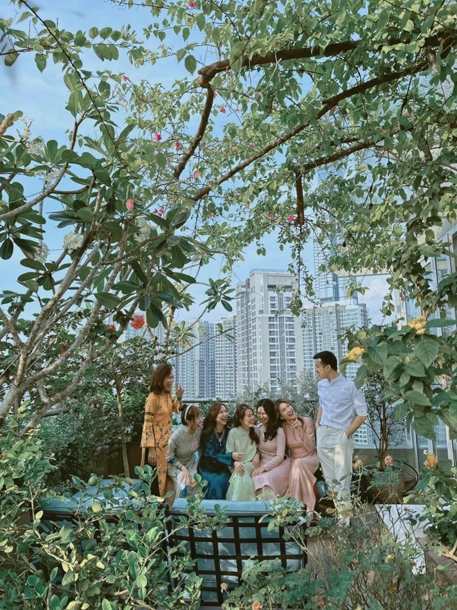 Phu ba sang ngam hoa chieu hai qua toi uong