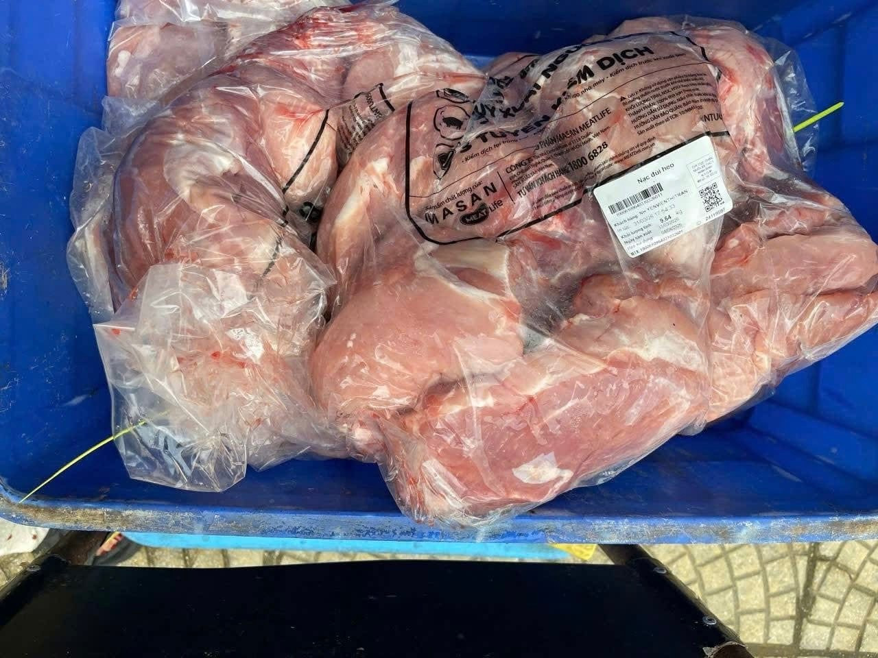 Phụ huynh đề nghị làm rõ thông tin bếp ăn trường học nào đã tiêu thụ lợn bệnh- Ảnh 1.