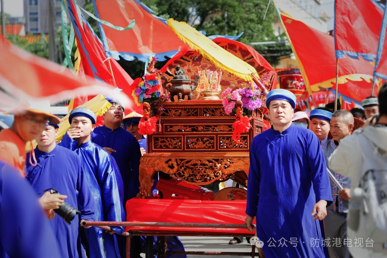 Khách Việt tới Trung Quốc sững người vì cảnh quá quen: Phụ nữ mặc áo dài, đàn bầu vang lên giữa làng- Ảnh 2. Khách Việt tới Trung Quốc sững người vì cảnh quá quen: Phụ nữ mặc áo dài, đàn bầu vang lên giữa làng- Ảnh 2.