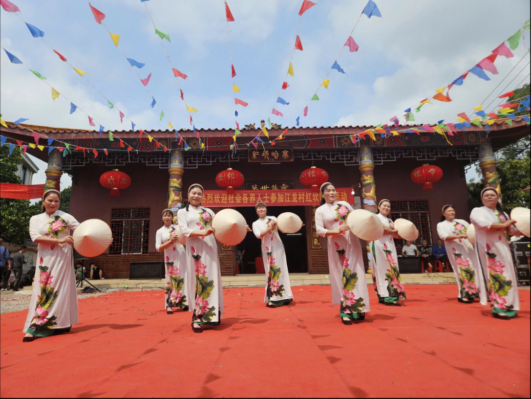 Khách Việt tới Trung Quốc sững người vì cảnh quá quen: Phụ nữ mặc áo dài, đàn bầu vang lên giữa làng- Ảnh 1. Khách Việt tới Trung Quốc sững người vì cảnh quá quen: Phụ nữ mặc áo dài, đàn bầu vang lên giữa làng- Ảnh 1.