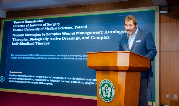 GS Tomasz Banasiewicz chia sẻ về Chiến lược hiện đại trong quản lý vết thương phức tạp: Liệu pháp tự thân, băng sinh học hoạt tính và điều trị đa mô thức cá thể hóa. Ảnh: EUPC Group