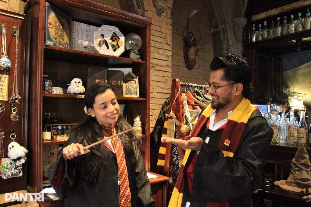 Quán cà phê Hà Nội cho khách nhập vai phù thuỷ, khách Tây check-in liên tục - 1