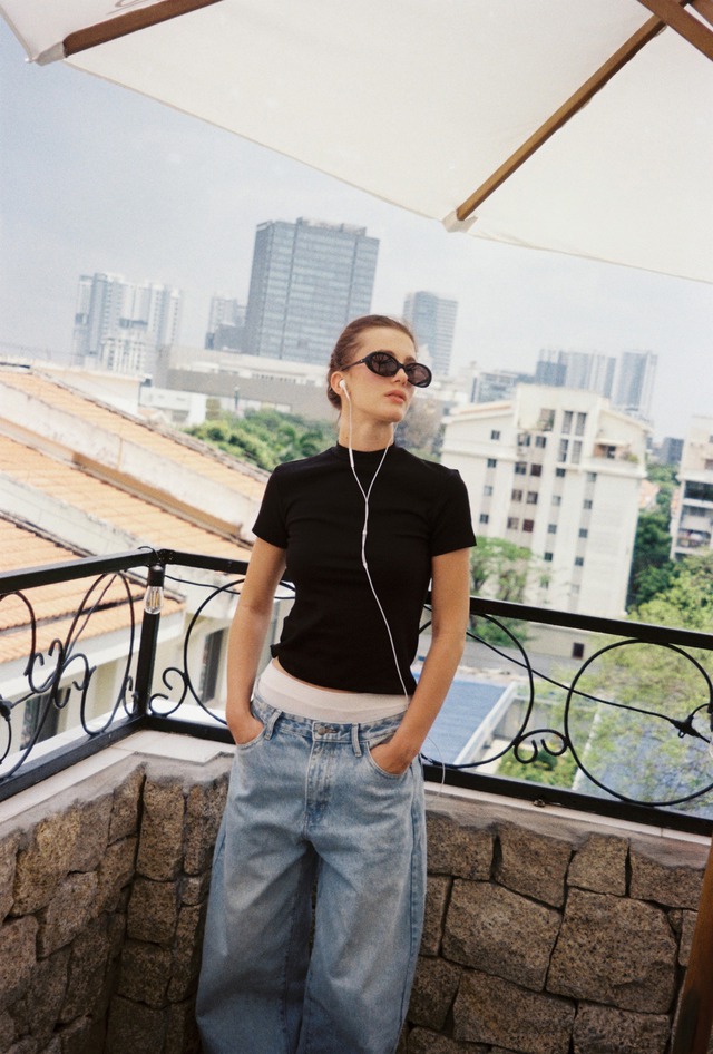 Quần jeans ống rộng quá quyến rũ với phần cạp thấp 1 Quần jeans ống rộng cạp thấp, điểm nhấn cho thời trang đường phố - Ảnh 1.