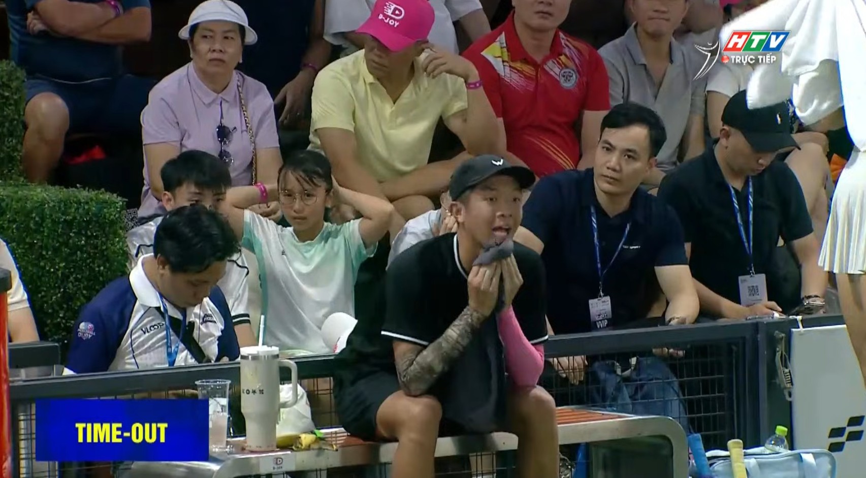 Quang Duong dang o the ngan can treo soi toc