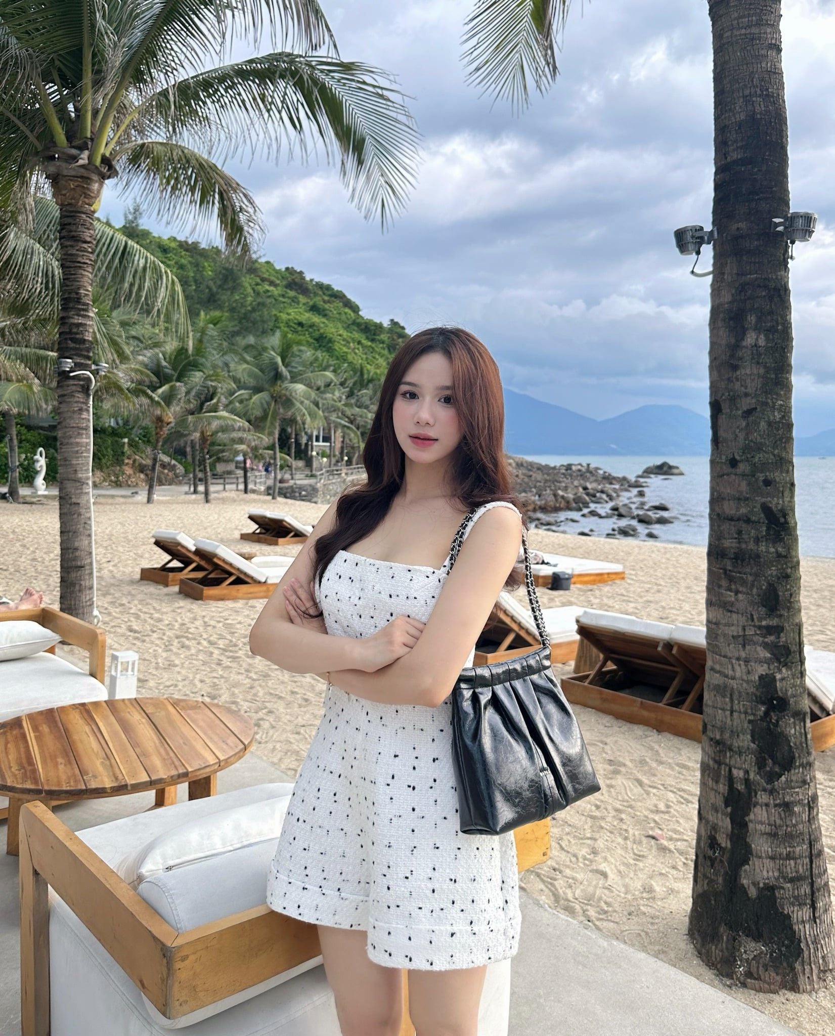 Quên túi hiệu chói lọi đi, 2026 là năm của những chiếc túi đen 