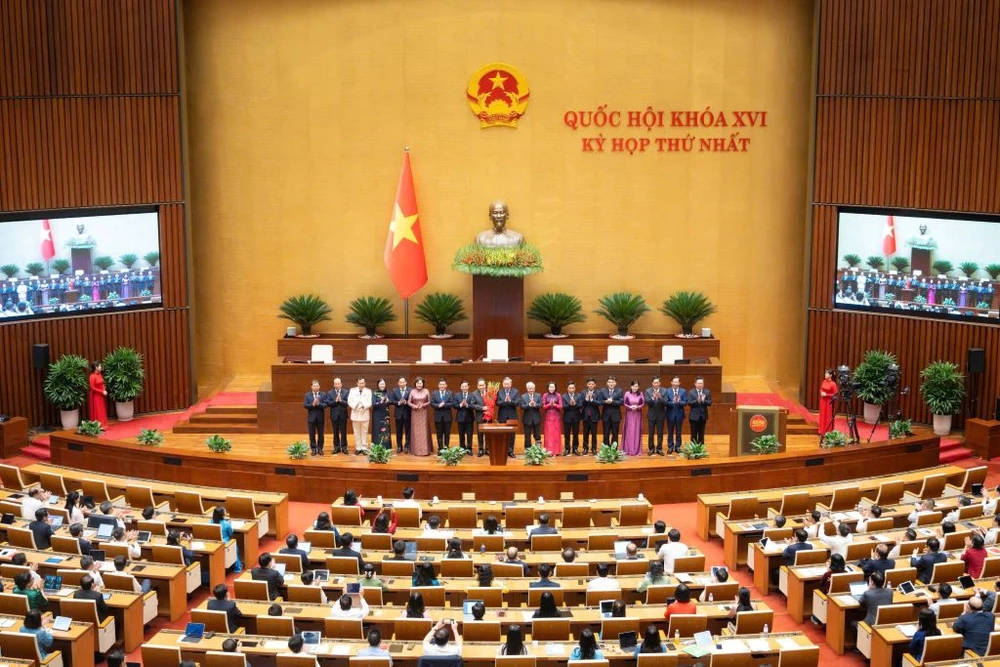 Tổng Bí thư Tô Lâm tặng hoa các Phó Chủ tịch Quốc hội và các Ủy viên Ủy ban Thường vụ Quốc hội. Ảnh: QH uy-ban-thuong-vu-quoc-hoi.jpg