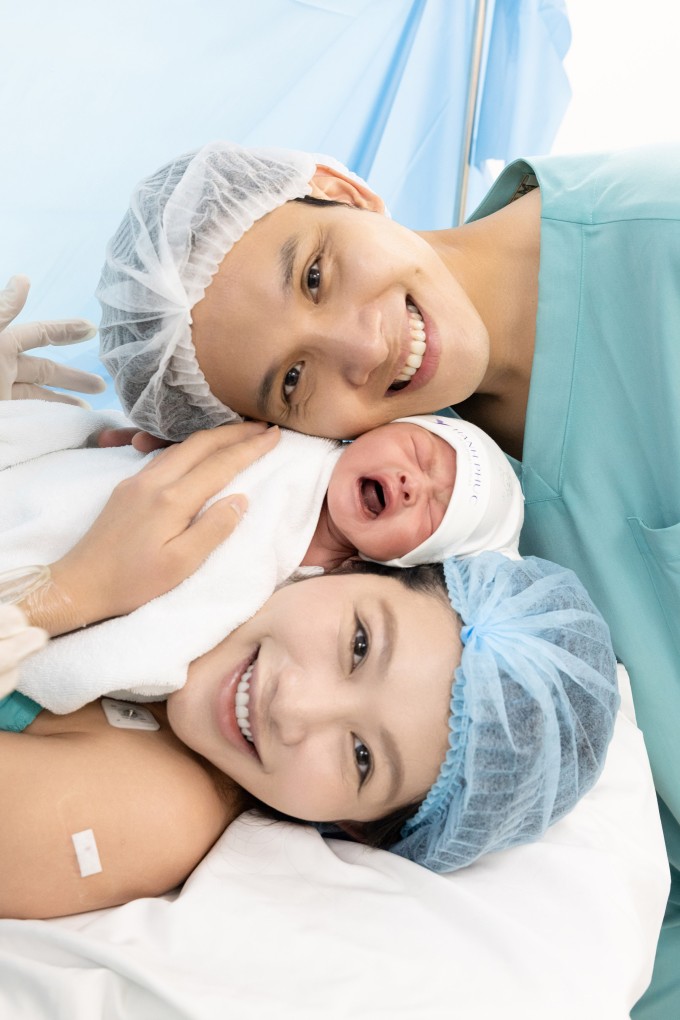 Vợ chồng Quỳnh Châu bên con trai mới sinh.