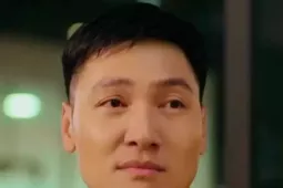 Cảnh quỳ lạy Mạnh Trường gây tranh luận