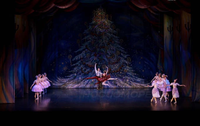 Một cảnh trong vở diễn Kẹp hạt dẻ trên sân khấu Nhà hát Hồ Gươm. Ảnh: BTC