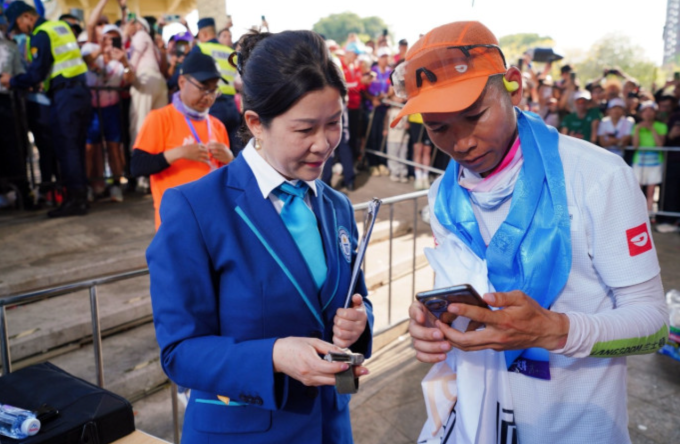 Huang Zhenglong được một đại diện Guinness xác nhận thành tích...