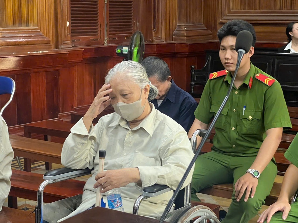 Rút ruột gần 250 tỷ đồng từ ngân hàng bằng hồ sơ khống - 1