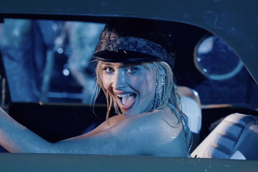 Sabrina Carpenter xin loi nhung van bi ca MXH tron