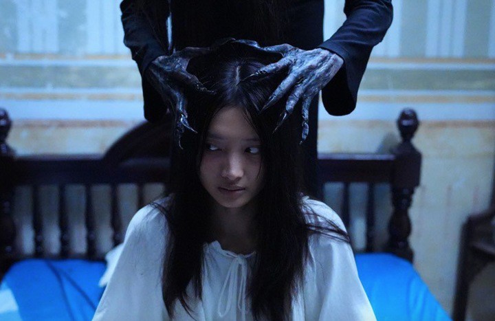 Sau 3 tuần công chiếu, "Quỷ nhập tràng 2" vẫn đang là dự án dẫn đầu phòng vé Việt với doanh thu gần 120 tỷ đồng (theo Box Office Vietnam). Đảm nhận vai chính cùng Khả Như, nữ diễn viên trẻ Ngọc Hương nhanh chóng được khán giả chú ý.