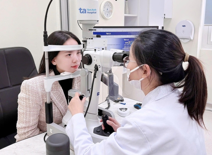 Bác sĩ Huyền khám mắt cho một phụ nữ. Ảnh: Bệnh viện Đa khoa Tâm Anh