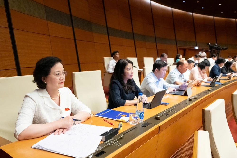 Các đại biểu tham dự một phiên làm việc tại Kỳ họp thứ 10, Quốc hội khóa XV. Ảnh: QH sang-mai-6-4-khai-mac-ky-hop-thu-nhat-quoc-hoi-khoa-xvi-xem-xet-quyet-dinh-cong-tac-to-chuc-bo-may-nhan-su-1.jpg