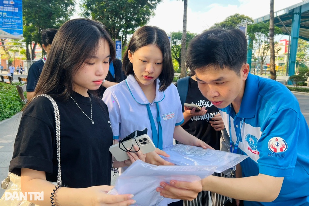 Sáng nay, gần 140.000 sĩ tử dự cuộc đua đặc biệt giành vé sớm vào đại học - 1