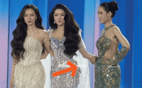 Sáng tỏ khoảnh khắc Á hậu né tay Hoa hậu Phương Oanh ngay trên sân khấu- Ảnh 1.