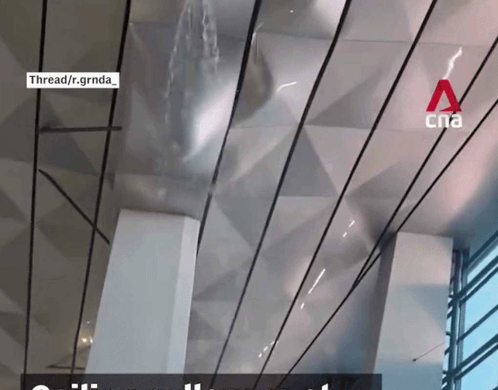 Sập trần nhà ga, nước chảy xối xả như thác ở sân bay lớn của Đông Nam Á - 1