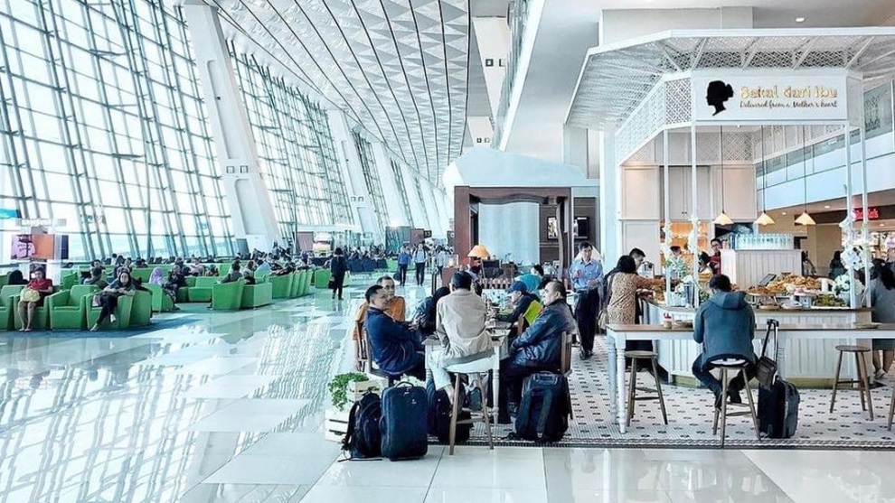 Sập trần nhà ga, nước chảy xối xả như thác ở sân bay lớn của Đông Nam Á - 2