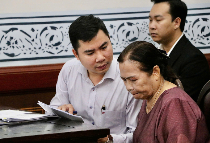 Bà Nguyễn Ngọc Ánh cùng người đại diện tại phiên tòa sơ thẩm năm ngoái.