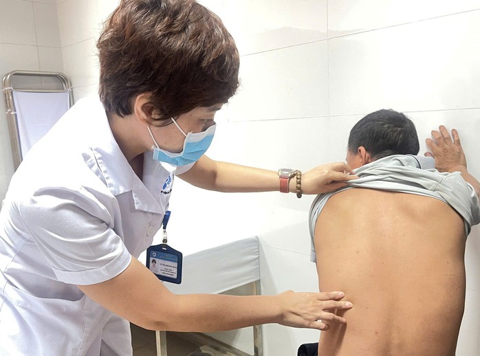 Sau chơi thể thao, nhiều người ngứa da, nổi mẩn vì nắng nóng 1 Một bệnh nhân xuất hiện ngứa, nổi mẩn da sau những ngày nắng nóng. Ảnh: Thanh Hương