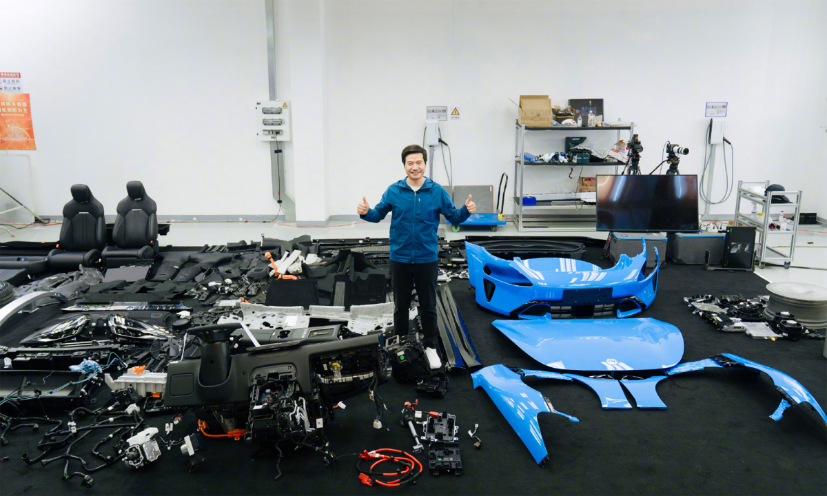 Sếp Xiaomi livestream cảnh bóc tách xe điện SU7 1 Sep Xiaomi livestream canh boc tach xe dien SU7