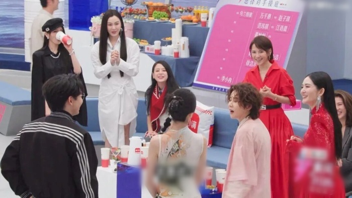 Show Trung Quoc Trang Phap dang thi huy chieu khan