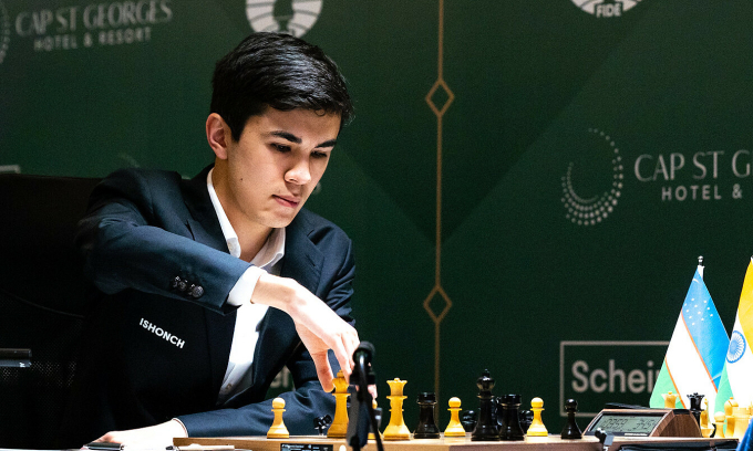 Javokhir Sindarov trong ván đấu với Praggnanandhaa ở vòng 10 Candidates 2026 tại Pegeia, đảo Cyprus, ngày 9/4. Ảnh: FIDE