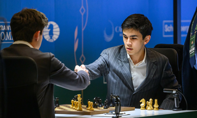 Javokhir Sindarov trong ván đấu với Andrey Esipenko ở vòng 8 Candidates 2026 tại Pegeia, đảo Cyprus, ngày 7/4. Ảnh: FIDE