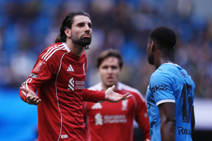 Dominik Szoboszlai (trái) phản ứng trong trận Liverpool thua Man City 0-4 ở tứ kết Cup FA trên sân Etihad, thành phố Manchester, Vương quốc Anh ngày 4/4/2026. Ảnh: Offside