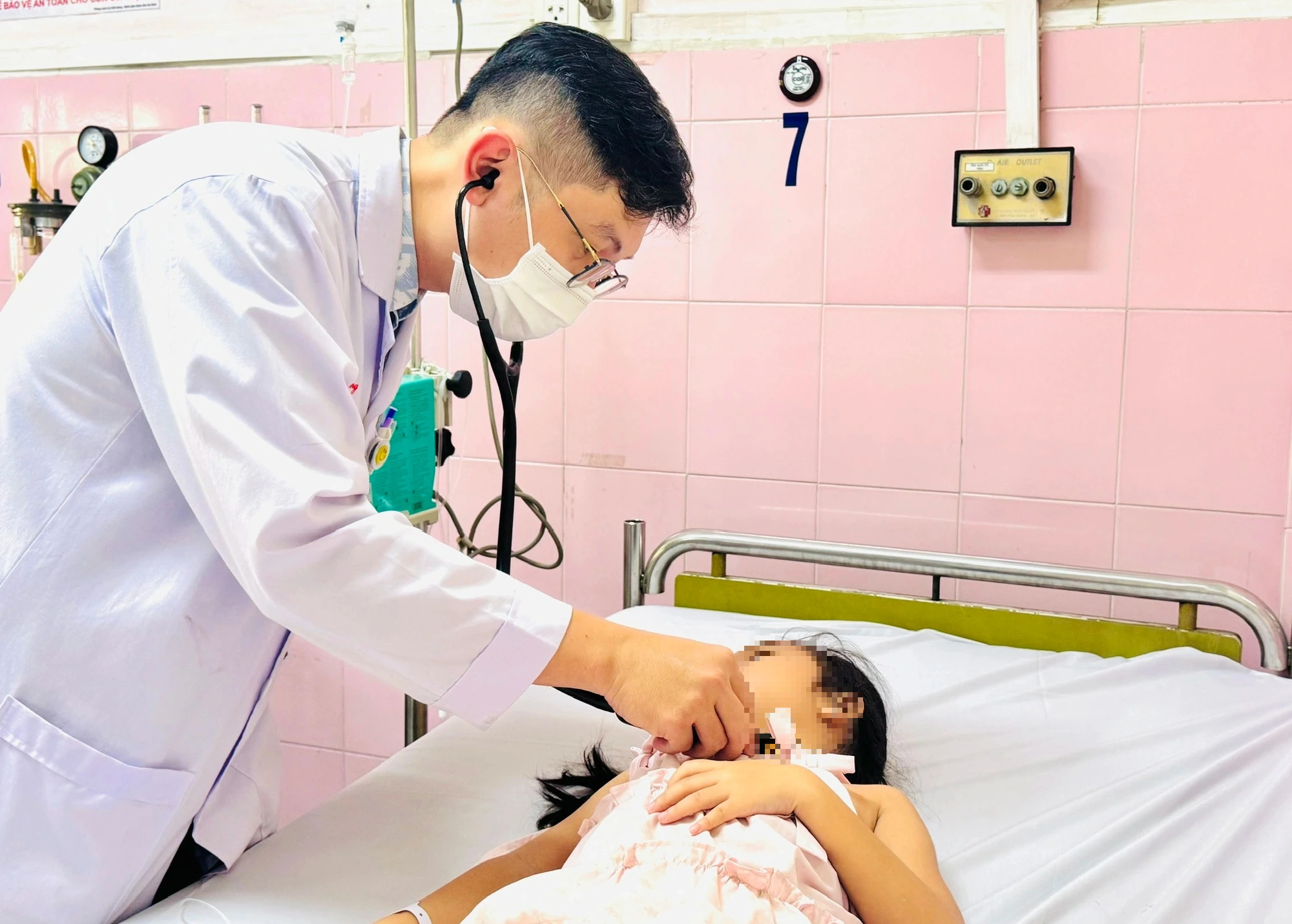 Số học sinh Trường tiểu học Bình Quới Tây TP.HCM nghi ngộ độc thực phẩm gia tăng- Ảnh 1. Số học sinh Trường tiểu học Bình Quới Tây TP.HCM nghi ngộ độc thực phẩm gia tăng- Ảnh 1.