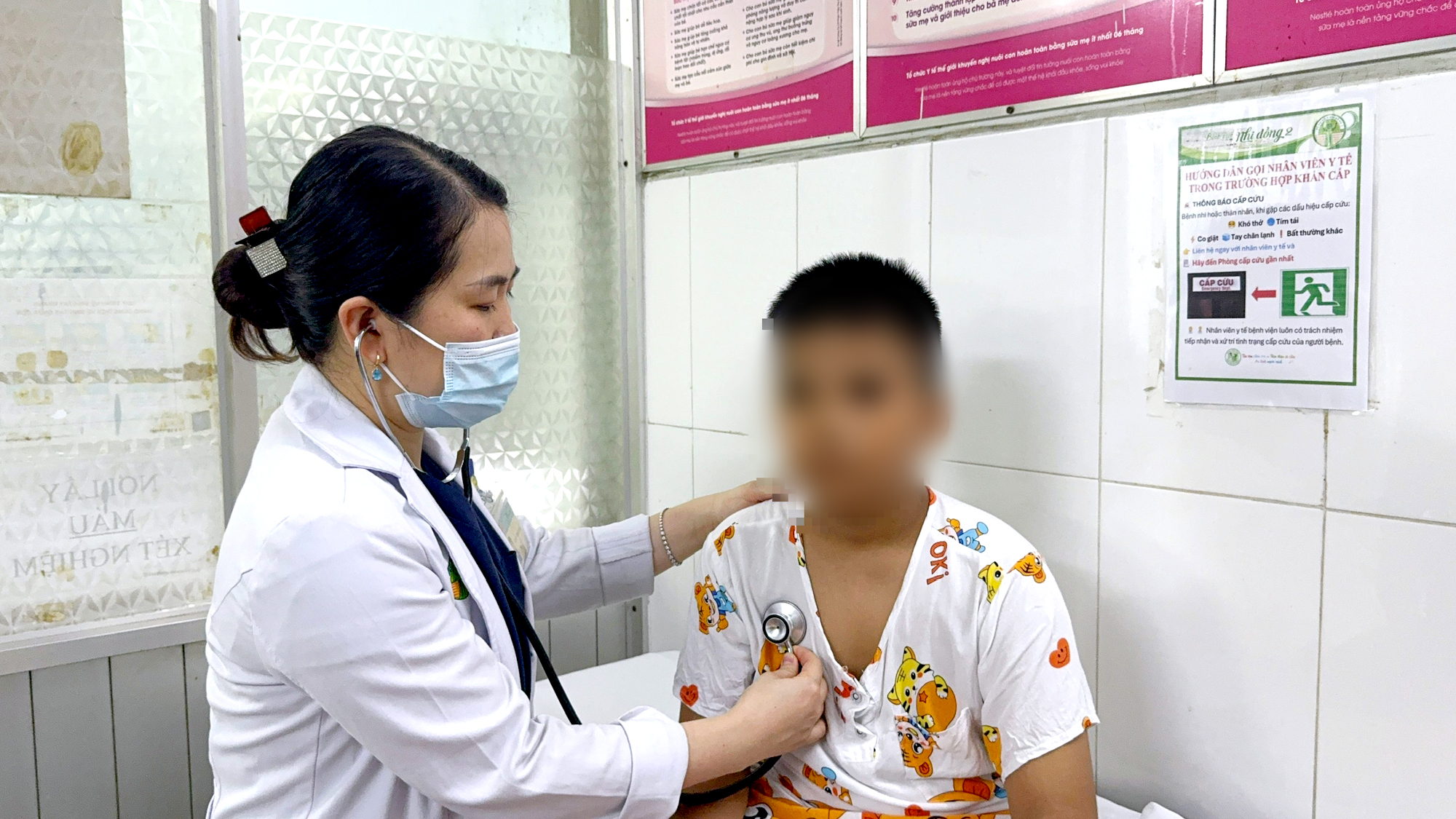 Số học sinh nghi ngộ độc thực phẩm tại Trường tiểu học Bình Quới Tây tăng lên 184 em - Ảnh 1.