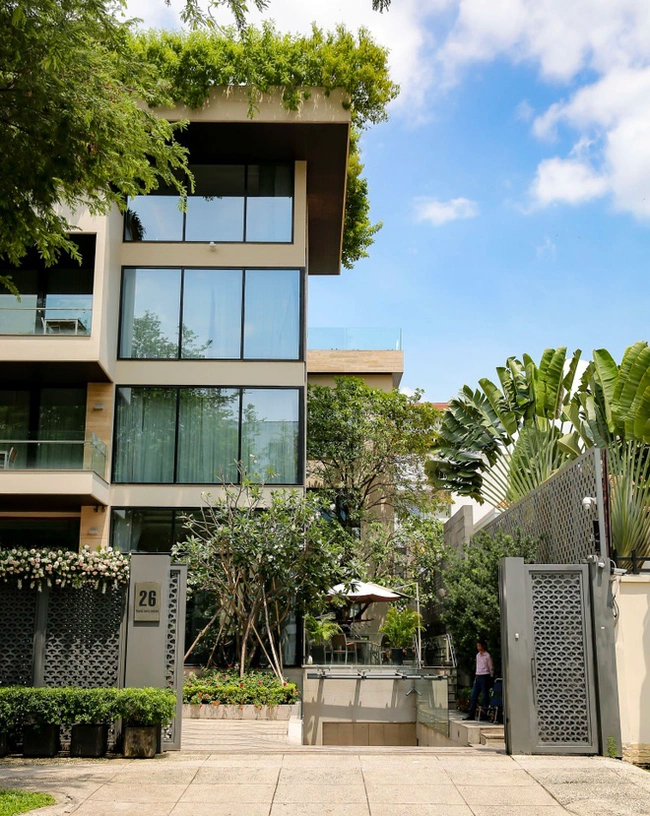 Hoa hậu Việt đầu tiên làm dâu hào môn, lên xe hoa năm 26 tuổi: Sở hữu loạt BĐS hạng sang, sống như tiểu thư đời thực- Ảnh 3.