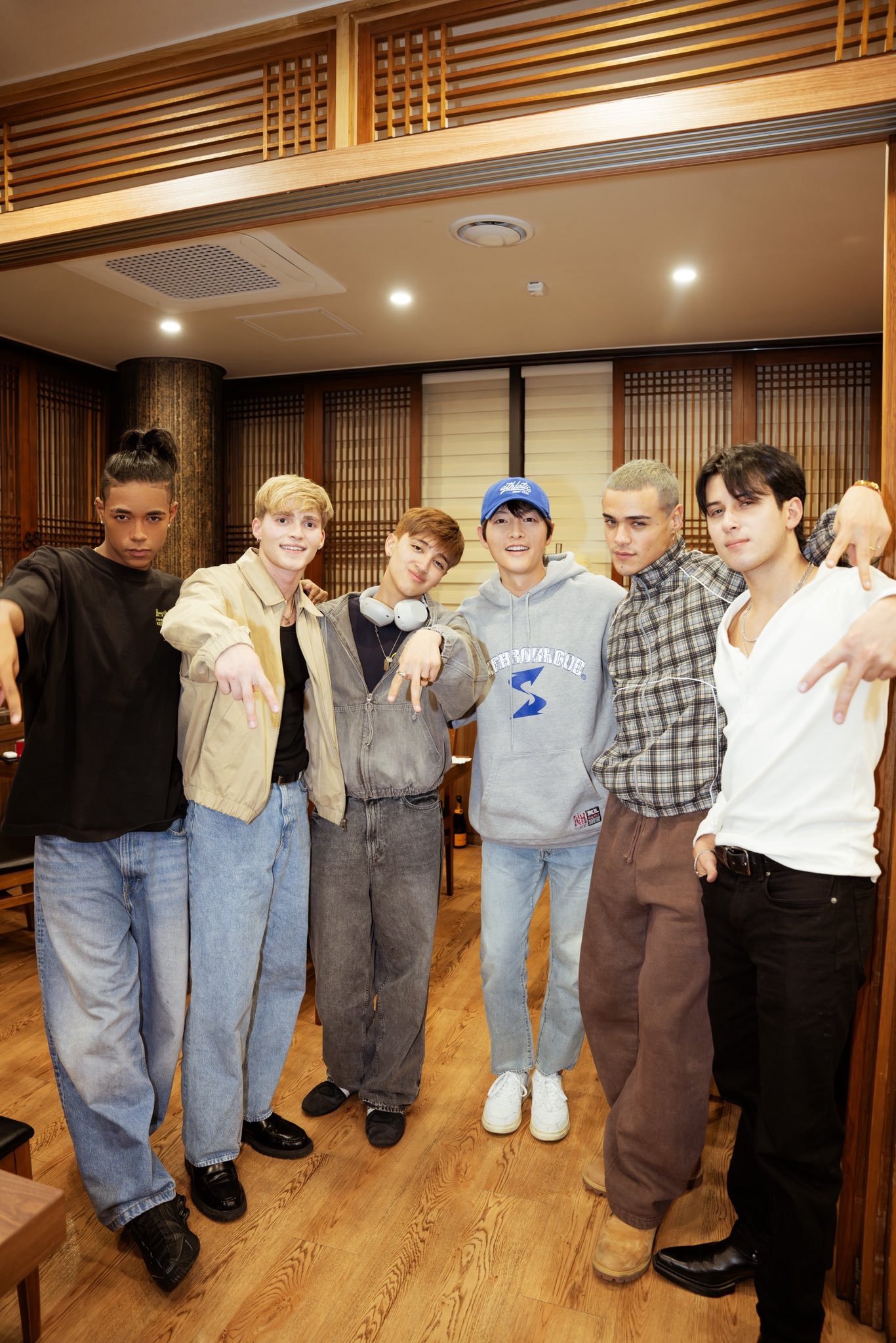 Song Joong Ki lộ diện giữa lúc hot lại chuyện ly hôn Song Hye Kyo, thái độ gây chú ý- Ảnh 1.