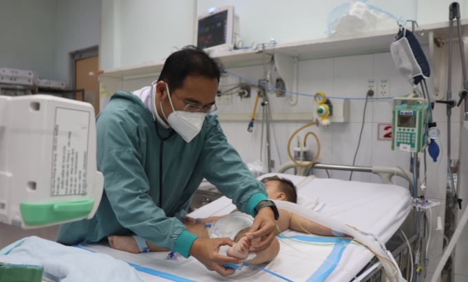 BS.CK2 Đỗ Châu Việt, Trưởng khoa Hồi sức tích cực Nhiễm thăm khám bệnh nhi. Ảnh: Bệnh viện cung cấp