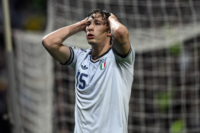 Francesco Pio Esposito đá hỏng phạt đền ngay lượt đầu, khi Italy thua thua Bosnia & Herzegovina ở trận chung kết play-off World Cup 2026 trên sân Bilino Polje, Zenica, Bosnia ngày 31/3/2026. Ảnh: AFP